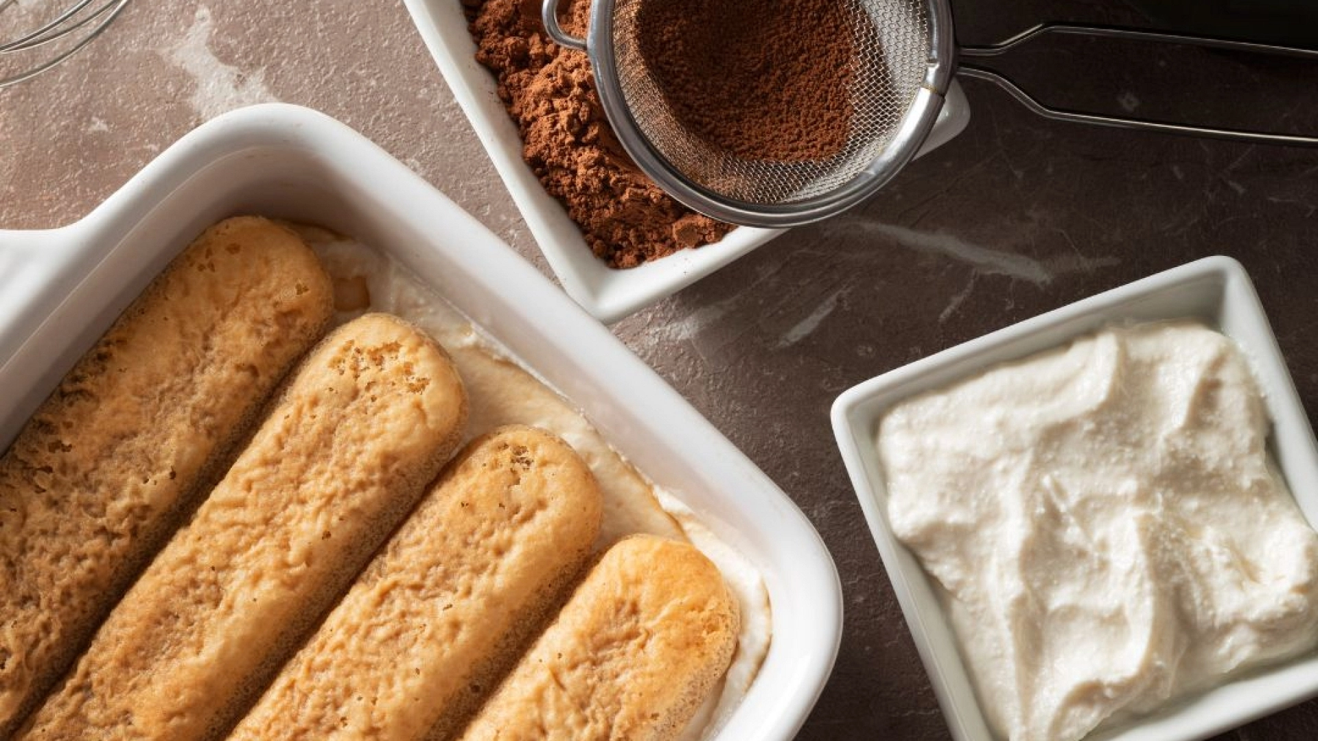 Los ingredientes principales para preparar un tiramisú auténtico, son: